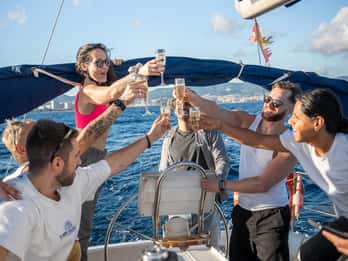 Barcelona Badalona: wycieczka żaglówką, przekąski, napoje, pływanie