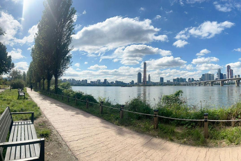 Seoul: Han River Bike Ride with Ramyeon Experience Seoul: Han River Bike Ride with Ramyeon Lunch