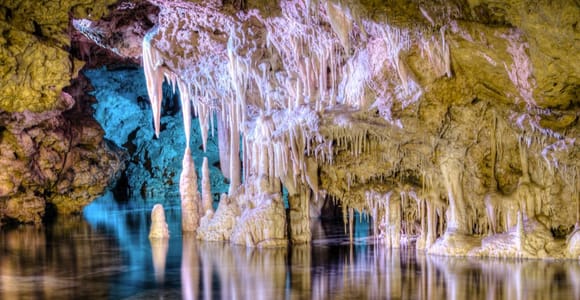 Tour zu den Coves dels Hams mit Blauer Höhle und audiovisuellem Erlebnis