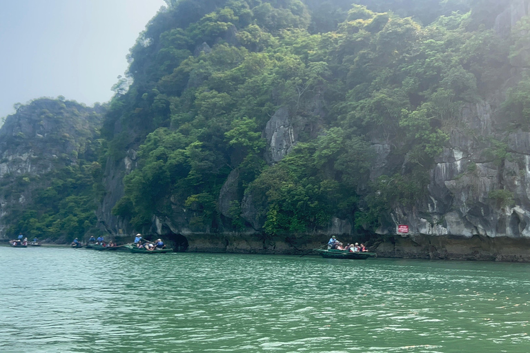 2-tägige Ha Long Bay Island Cruise Tour mit einem 3-Sterne-Kreuzfahrtschiff