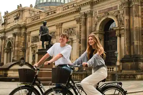 Dresden: Bike Rental - City Bike with Option Children Seat