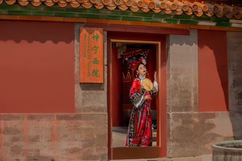 Beijing: Chinese Qing Dynasty Costume Travel Photography