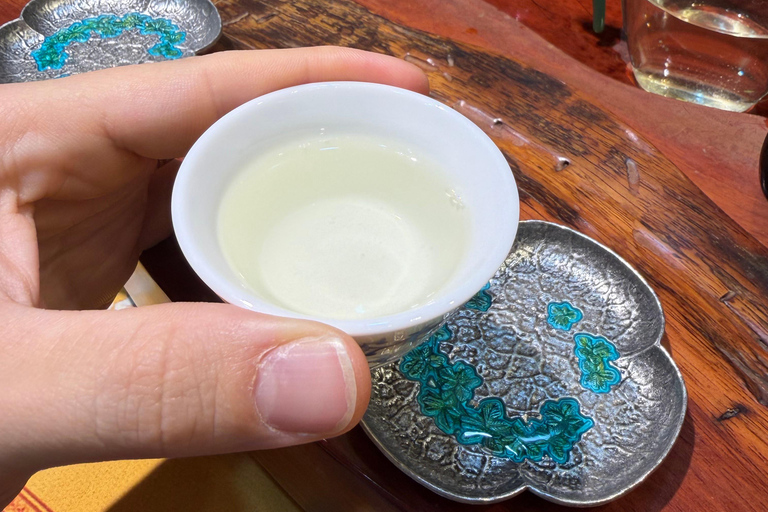 Shanghai: Yuyuan Old Street Food Walking Tour (2–2.5 Hours)