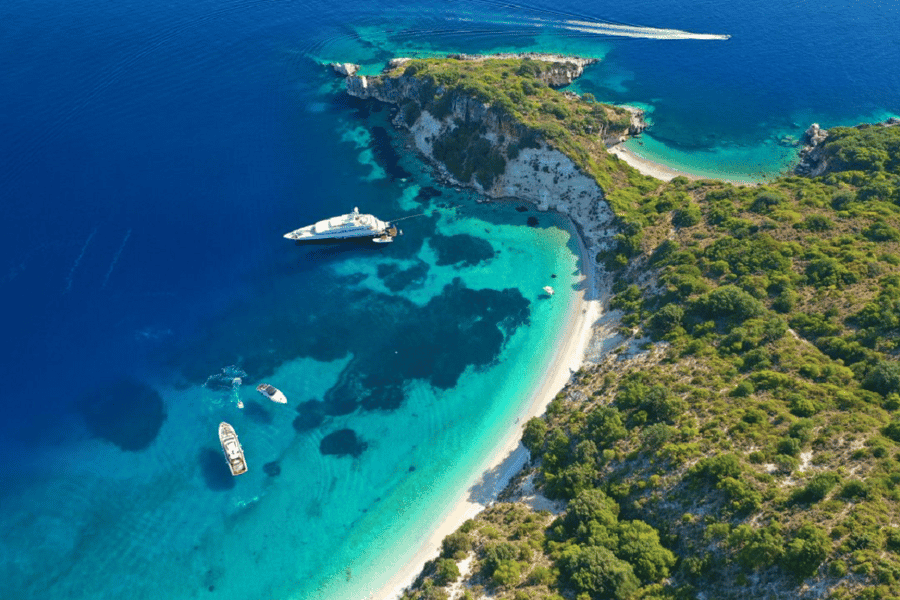 Kefalonia: Bootsfahrt zu versteckten Buchten Ithakas, Schwimmen & Hauptstadtbesuch. Foto: GetYourGuide Kefalonia: Bootsfahrt zu versteckten Buchten Ithakas, Schwimmen & Hauptstadtbesuch. Foto: GetYourGuide