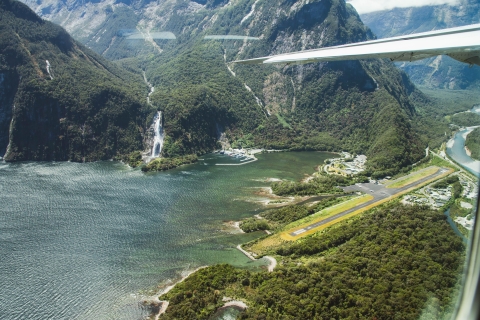 Queenstown: dagtrip naar Milford Sound per vliegtuig en bootVlucht en boottocht naar Milford Sound