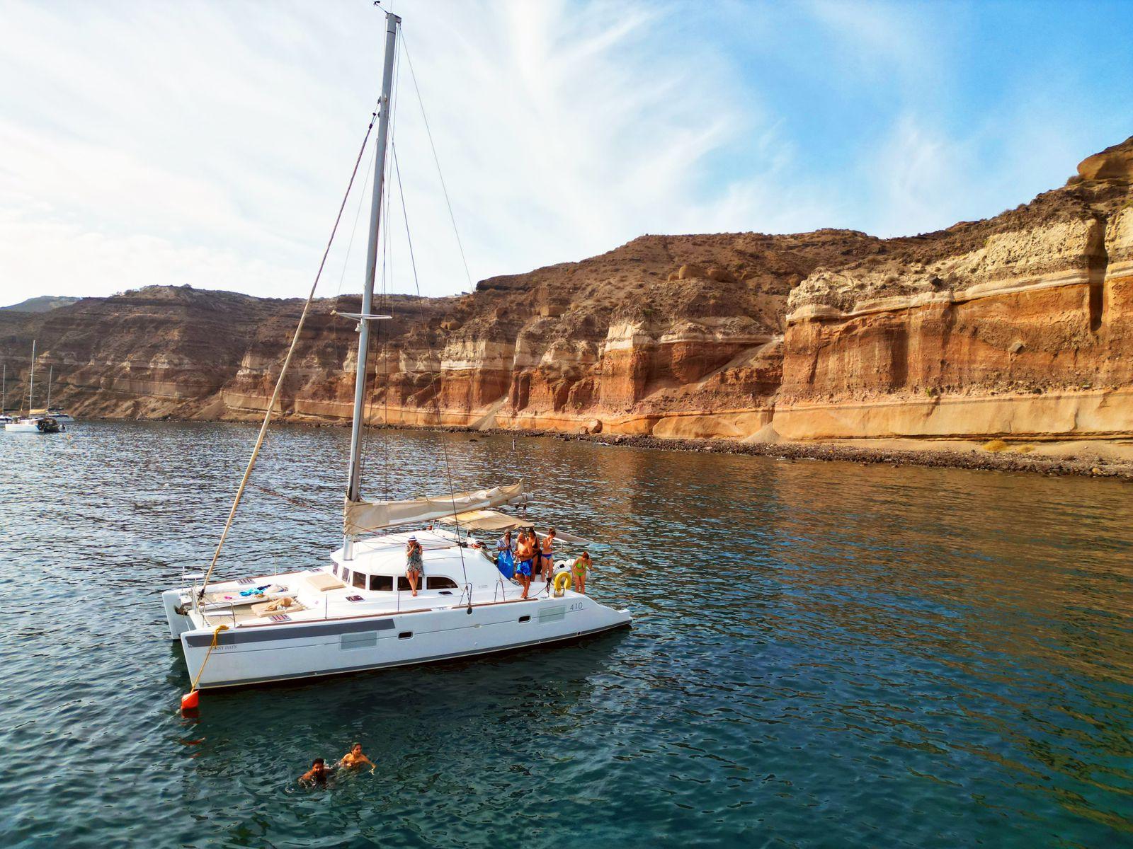 Santorini: Katamaran-Kreuzfahrt mit griechischem BBQ und Getränken