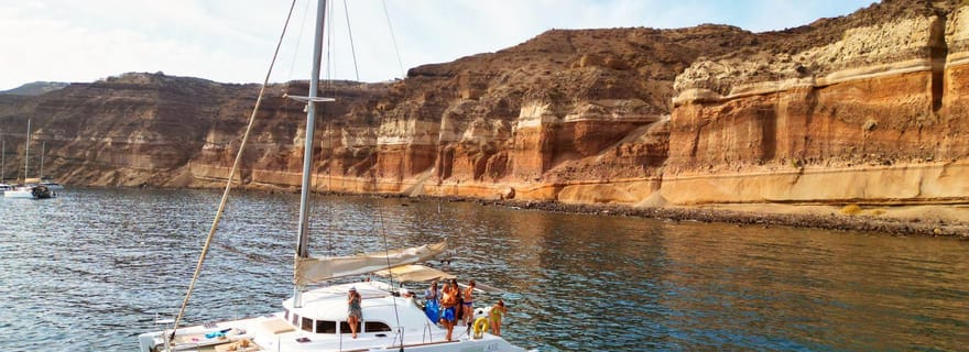 Santorin : croisière en catamaran avec barbecue grec et boissons