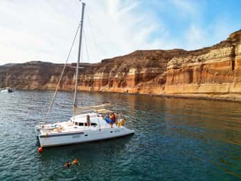 Santorini: Katamarankryssning med grekisk BBQ och drinkar