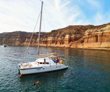 Santorini: Cruzeiro de catamarã com churrasco grego e bebidas