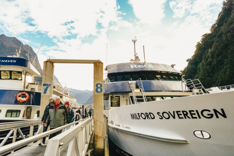 Ab Queenstown: Bustour & Natur-Bootsfahrt zum Milford SoundAbfahrt vom zentralen Treffpunkt in Queenstown