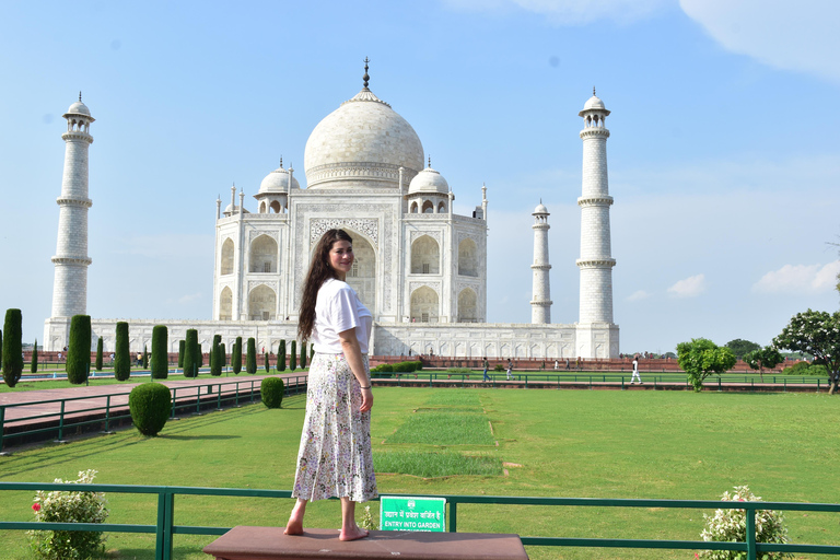 Depuis Agra : Visite du Taj Mahal et du Fort d'Agra sans file d'attenteVoiture avec chauffeur, guide, billets d'entrée aux monuments et déjeuner