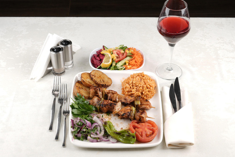 Istanbul: Bosphorus Lunch Cruise with Guide & Drinks