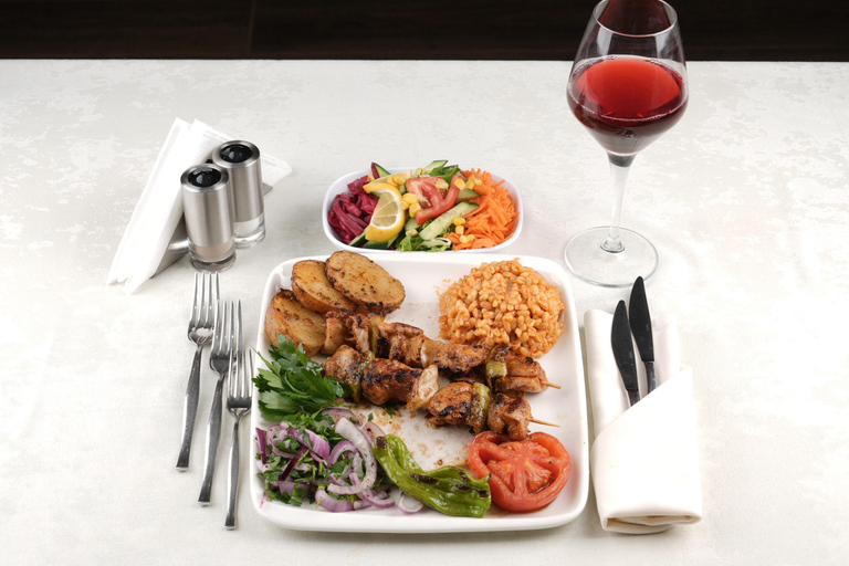 Istanbul: Bosphorus Lunch Cruise with Guide & Drinks