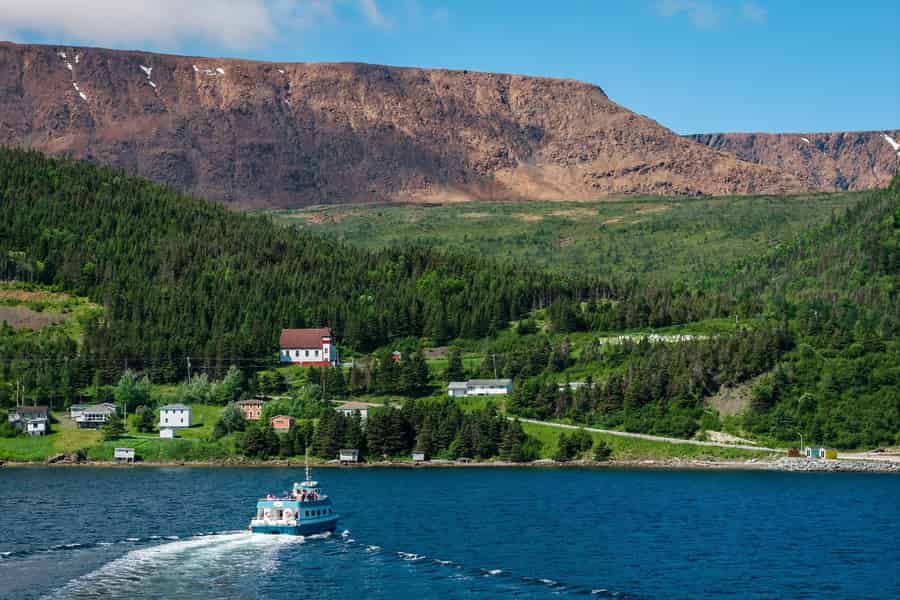 Katamaran-Tour zu den Tablelands und in die Bonne Bay. Foto: GetYourGuide Katamaran-Tour zu den Tablelands und in die Bonne Bay. Foto: GetYourGuide
