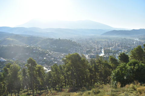 "Circuit d'une journée à Berat et au lac Belsh au départ de Tirana / Durres"Tirana à Berat et au lac Belsh : UNESCO & Tour panoramique d'une journée"