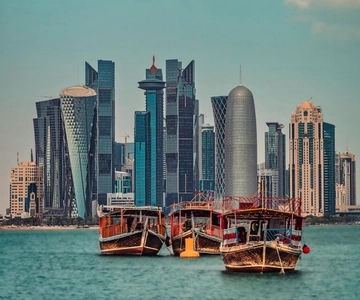 Doha: porto tradizionale Dhow, vista sullo skyline, tramonto