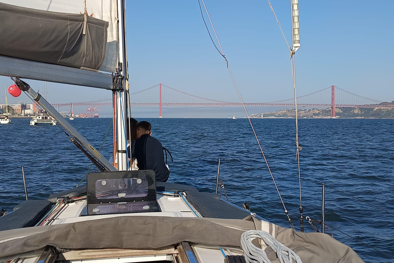 Lisbona: tour pomeridiano in barca a vela con drinkLisbona: tour pomeridiano in barca a vela con bevande incluse