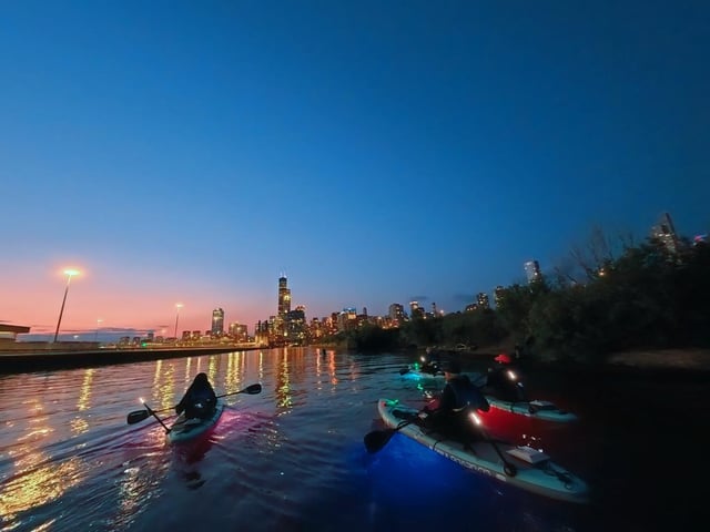 Neon-Paddel: Touren mit motorisierten, leuchtenden Paddleboards in Chicago