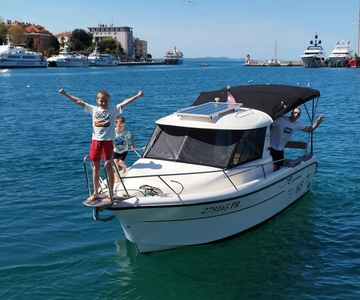 Zadar: Passeio de barco aconchegante pelas 3 ilhas com mergulho com snorkel e bebidas