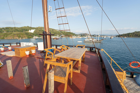 Lombok to Komodo 4D3N Sailing Adventure Gili Room: Queen bed + 2x Single bunkbed