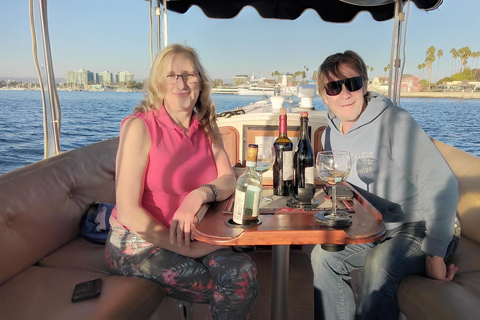 Passeio de barco romântico com vinho e queijo ou jantar surpresaPasseio de barco romântico com vinho e queijo, avistamento de lobos marinhos
