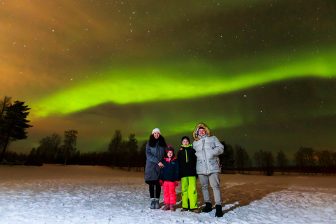 Rovaniemi: Excursão fotográfica de caça à aurora com churrasco