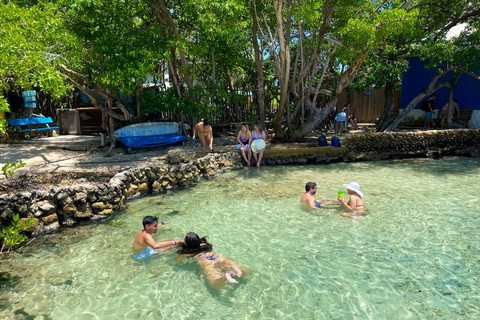 Cartagena: Visit 4 destinations by boat with lunch