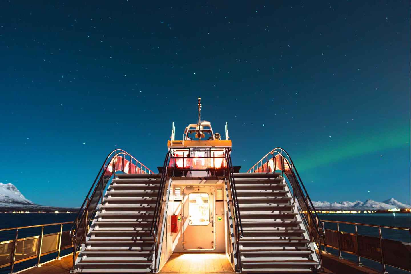Svolvær: Auroras Boreales y Crucero Full Steam con Degustación