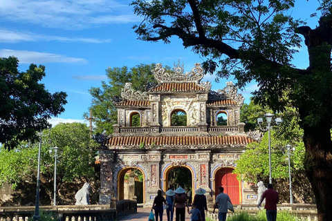 Hue: Tour di mezza giornata della città con dragon boat e auto