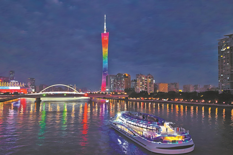 Guangzhou : Croisière aller-retour Vue nocturne de la tour de CantonSièges sur le pont du dernier étage