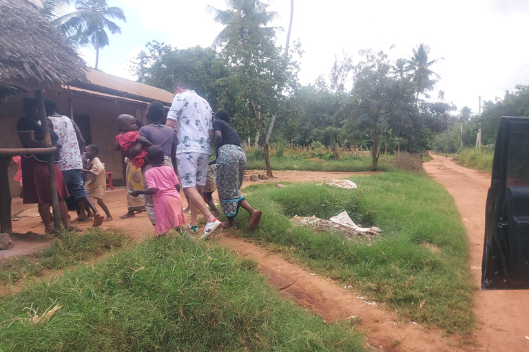 Mombasa: Nguuni Wildlife Walk & Mijikenda Village Experience