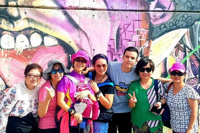 Comuna 13 Tour avec Locales et Comida CallejeraComuna 13 Grafiti tour con locales y comida callejera