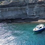 Tour privado en crucero por Santorini con barbacoa y bebidas