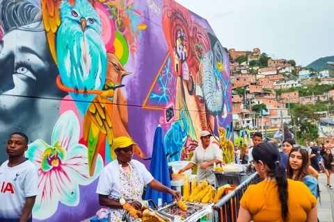 Medellín: Comuna 13 Tour de historia y graffiti y paseo en teleféricoMedellín: recorrido por la Comuna 13 y paseo en teleférico en inglés