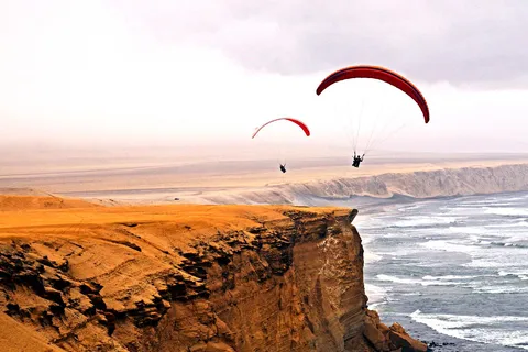 Aventura en Parapente: Sobrevolando la Reserva de Paracas