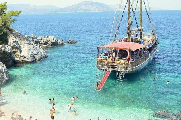 Kusadasi: Passeio de barco pelo Mar Egeu com almoço