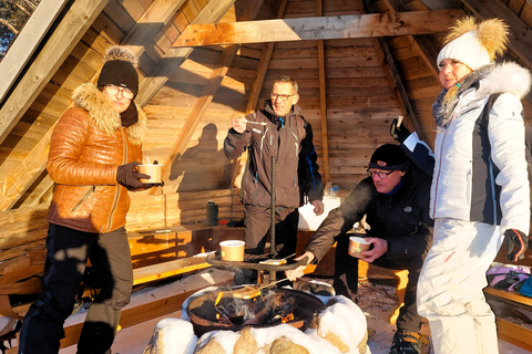 Avventura di pesca sul ghiaccio a Levi con zuppa di salmoneAvventura di pesca sul ghiaccio a Levi con la zuppa di salmone