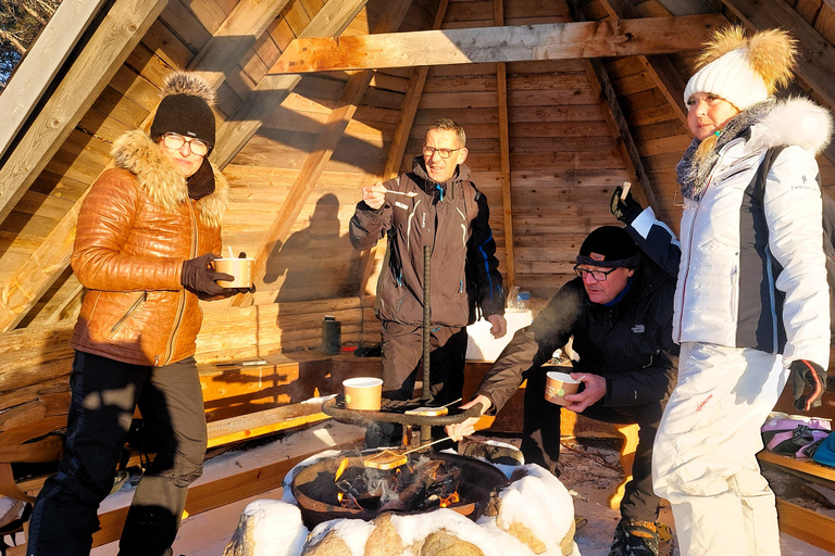 Avventura di pesca sul ghiaccio a Levi con zuppa di salmoneAvventura di pesca sul ghiaccio a Levi con la zuppa di salmone