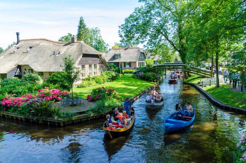 Din Amsterdam: Excursie de o zi la Giethoorn cu un tur local cu barca