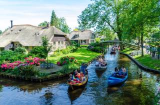 Von Amsterdam aus: Tagestour nach Giethoorn mit lokaler Bootstour