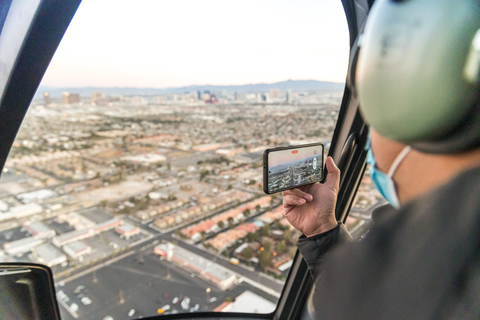 Las Vegas: helikoptervlucht over de Strip met optiesHelikoptervlucht Las Vegas Strip in de avond met vervoer