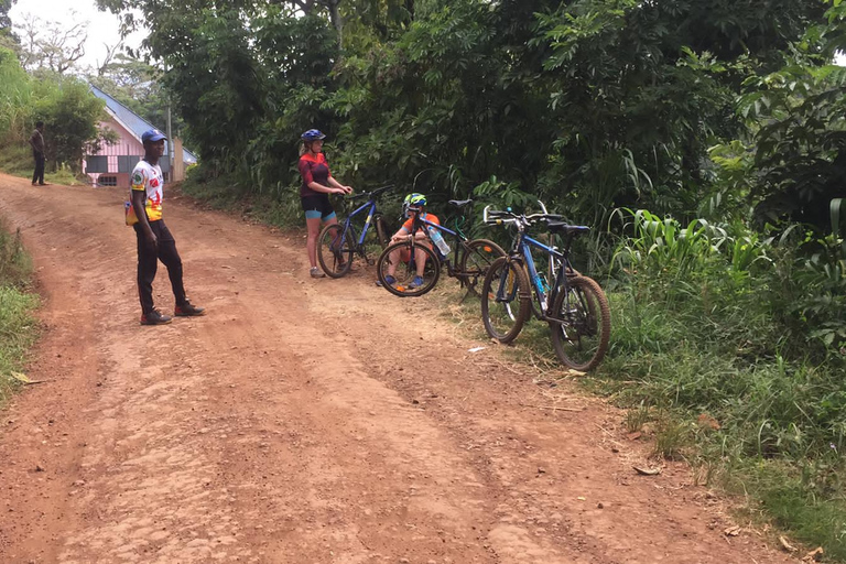 Cyclisme vers les chutes d'eau de Materuni