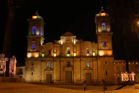 Bogotá: Tour guiado noturno particular com bebida