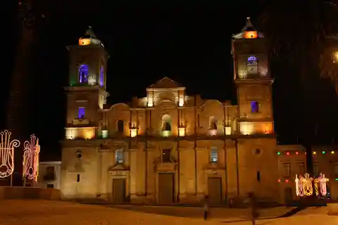 Bogotá: Tour guiado noturno particular com bebida