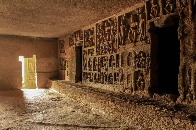 Visite privée des grottes bouddhiques de Kanheri en véhicule climatisé