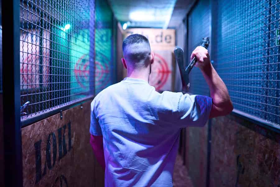 Köln: Wikinger-Challenge - Axtwerfen im 7th Space!. Foto: GetYourGuide