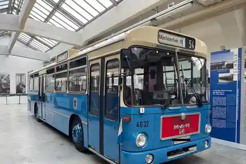 München: Oldtimer-Bus-Sightseeing mit Freigetränken