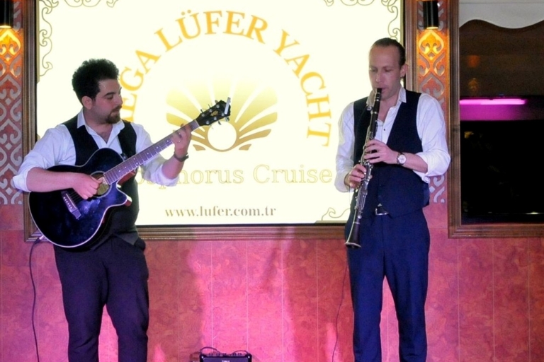 Istanbul: Bosporus Dinner Cruise & Show mit privatem TischAbendessen und Softdrinks mit Hoteltransfer