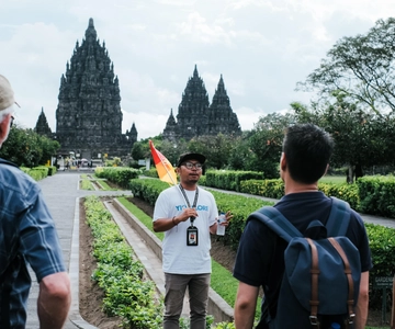 Yogyakarta: Borobudur and Prambanan Temple Tour with Climb