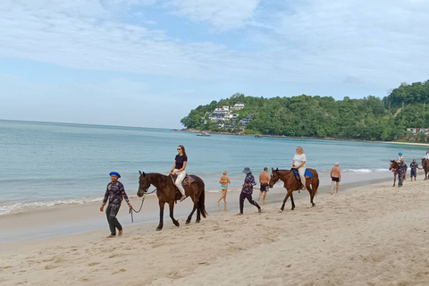 Activité d'équitation sur la plage à Phuket